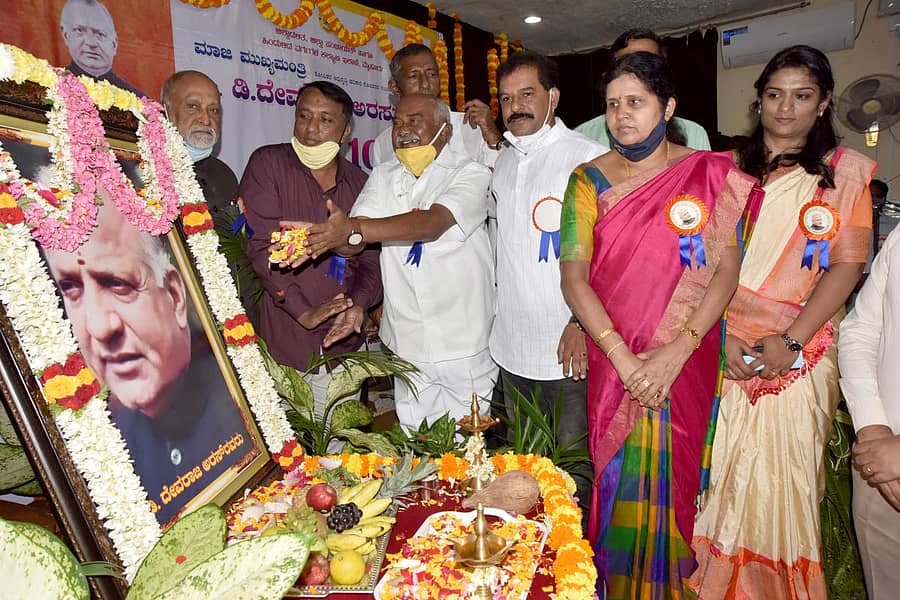 ಮೈಸೂರು ಜಿಲ್ಲಾಡಳಿತ, ಜಿಲ್ಲಾ ಪಂಚಾಯಿತಿ ಹಾಗೂ ಹಿಂದುಳಿದ ವರ್ಗಗಳ ಕಲ್ಯಾಣ ಇಲಾಖೆ ವತಿಯಿಂದ ಗುರುವಾರ ನಗರದ ಕಲಾ ಮಂದಿರದ ಮನೆಯಂಗಳದಲ್ಲಿ ನಡೆದ ಹಿಂದುಳಿದ ವರ್ಗಗಳ ಹರಿಕಾರ ಮಾಜಿ ಮುಖ್ಯಮಂತ್ರಿ ಡಿ.ದೇವರಾಜ ಅರಸು ಅವರ 105ನೇ ಜನ್ಮದಿನದ ಆಚರಣೆಯಲ್ಲಿ ಅರಸು ಭಾವಚಿತ್ರಕ್ಕೆ ವಿಧಾನಪರಿಷತ್ ಸದಸ್ಯ ಎಚ್.ವಿಶ್ವನಾಥ್ ಪುಷ್ಪಾರ್ಚನೆ ಮಾಡಿದರು