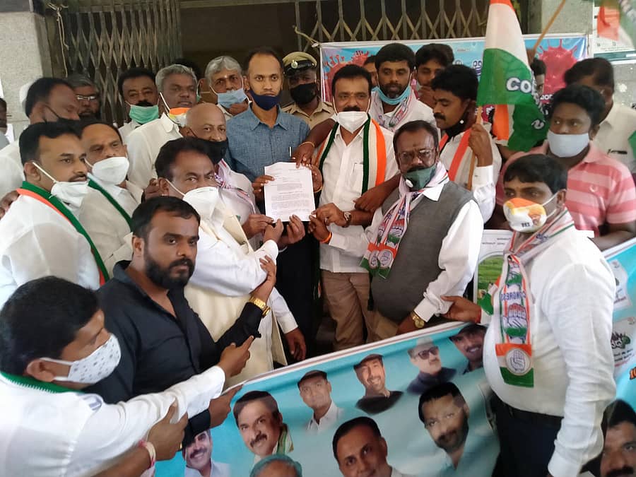 ಆನೇಕಲ್ನಲ್ಲಿ ಕಾಂಗ್ರೆಸ್ ಕಾರ್ಯಕರ್ತರು ಪ್ರತಿಭಟನೆ ನಡೆಸಿ ವಿಶೇಷ ತಹಶೀಲ್ದಾರ್ ಹನುಮಂತರಾಯಪ್ಪ ಅವರಿಗೆ ಮನವಿ ಸಲ್ಲಿಸಿದರು