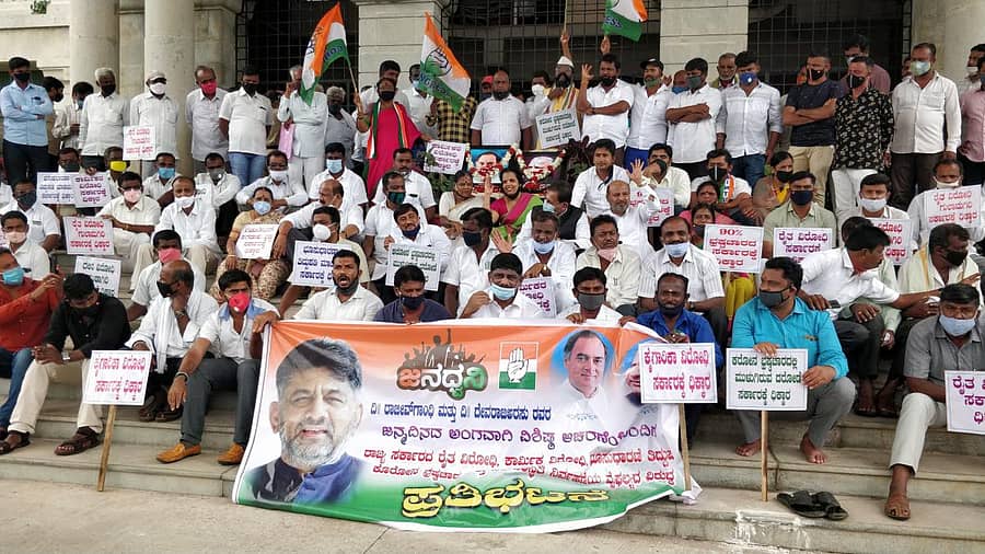 ಸಂಸದ ಡಿ.ಕೆ. ಸುರೇಶ್‌ ನೇತೃತ್ವದಲ್ಲಿ ಕಾಂಗ್ರೆಸ್‌ ಕಾರ್ಯಕರ್ತರು ಗುರುವಾರ ಪ್ರತಿಭಟನೆ ನಡೆಸಿದರು