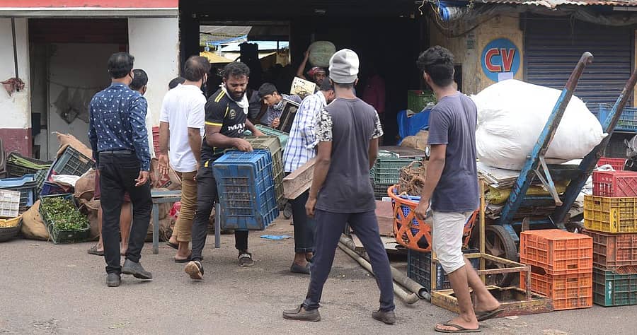 ಮಂಗಳೂರಿನ ಸೆಂಟ್ರಲ್ ಮಾರುಕಟ್ಟೆಯಲ್ಲಿ ಗುರುವಾರ ಸಂಜೆ ವ್ಯಾಪಾರ ಸ್ಥಗಿತಗೊಂಡಿದ್ದರಿಂದ ವರ್ತಕರು ಸಾಮಗ್ರಿಗಳನ್ನು ತೆಗೆದುಕೊಂಡು ಹೋದರು.