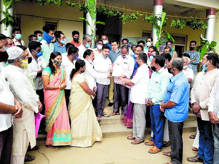 ಕುಣಿಗಲ್ನಲ್ಲಿ ಕಾಂಗ್ರೆಸ್ ಕಾರ್ಯಕರ್ತರು ಶಾಸಕ ಡಾ.ರಂಗನಾಥ್ ನೇತೃತದಲ್ಲಿ ಪ್ರತಿಭಟನೆ ನಡೆಸಿ ಶಿರಸ್ತೇದಾರ್ ಜಯಪ್ಪಾಚಾರ್ ಅವರಿಗೆ ಮನವಿ ಸಲ್ಲಿಸಿದರು