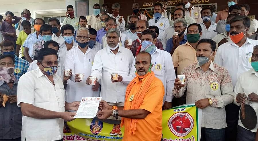 ರಾಜ್ಯ ಅಡುಗೆ ಕೆಲಸಗಾರರ ಹಾಗೂ ಸಹಾಯಕ ಕಾರ್ಮಿಕರ ಕ್ಷೇಮಾಭಿವೃದ್ಧಿ ಸಂಘದ ಸದಸ್ಯರು ಪರಿಹಾರಧನ ಬಿಡುಗಡೆ ಮಾಡುವಂತೆ ಒತ್ತಾಯಿಸಿ ಕೋಲಾರ ತಾಲ್ಲೂಕು ಕಚೇರಿ ಎದುರು ಬುಧವಾರ ಧರಣಿ ನಡೆಸಿ ಮನವಿ ಸಲ್ಲಿಸಿದರು.