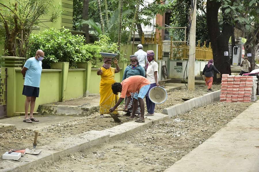 ವಿ.ವಿ.ಪುರದಲ್ಲಿ ಬಸಪ್ಪ ವೃತ್ತದಿಂದ ವಾಸವಿ ಸಿಗ್ನಲ್ವರೆಗೆ ವೈಟ್ಟಾಪಿಂಗ್ ಕಾಮಗಾರಿ ನಡೆದಿರುವ ರಸ್ತೆಯ ಪಾದಚಾರಿ ಮಾರ್ಗ ನಿರ್ಮಾಣ ಕಾರ್ಯ ಗುರುವಾರ ಆರಂಭವಾಯಿತು.