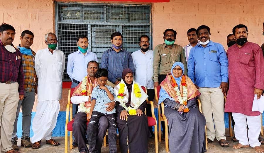 ಮೊಹಮ್ಮದ್ ಹುಸೇನ್ ಆಗ್ರಾ ಕುಟುಂಬಸ್ಥರನ್ನು ಸನ್ಮಾನಿಸಲಾಯಿತು.