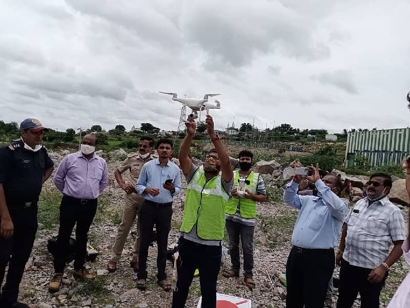 ಕೃಷ್ಣಾನದಿಯ ಕರಕಲಗಡ್ಡಿ ನಡುಗಡ್ಡೆಯಲ್ಲಿ ಅನಾರೋಗ್ಯದಿಂದ ಬಳಲುತ್ತಿದ್ದ ರೋಗಿಗೆ ಡ್ರೋಣ್ ಮೂಲಕ ಮಾತ್ರೆ ಹಾಗೂ ಔಷಧಿಗಳನ್ನು ಕಳುಹಿಸುತ್ತಿರುವುದು