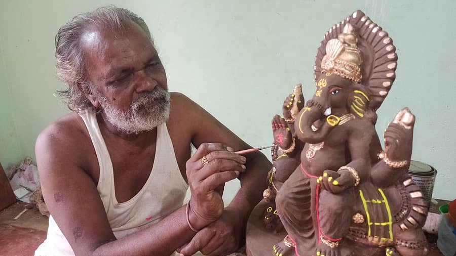 ಮುಂಡಗೋಡದ ಮೌನೇಶಪ್ಪ ಬಡಿಗೇರ ಗಣೇಶ ಮೂರ್ತಿಗೆ ಅಂತಿಮ ಸ್ಪರ್ಶ ನೀಡುತ್ತಿರುವುದು