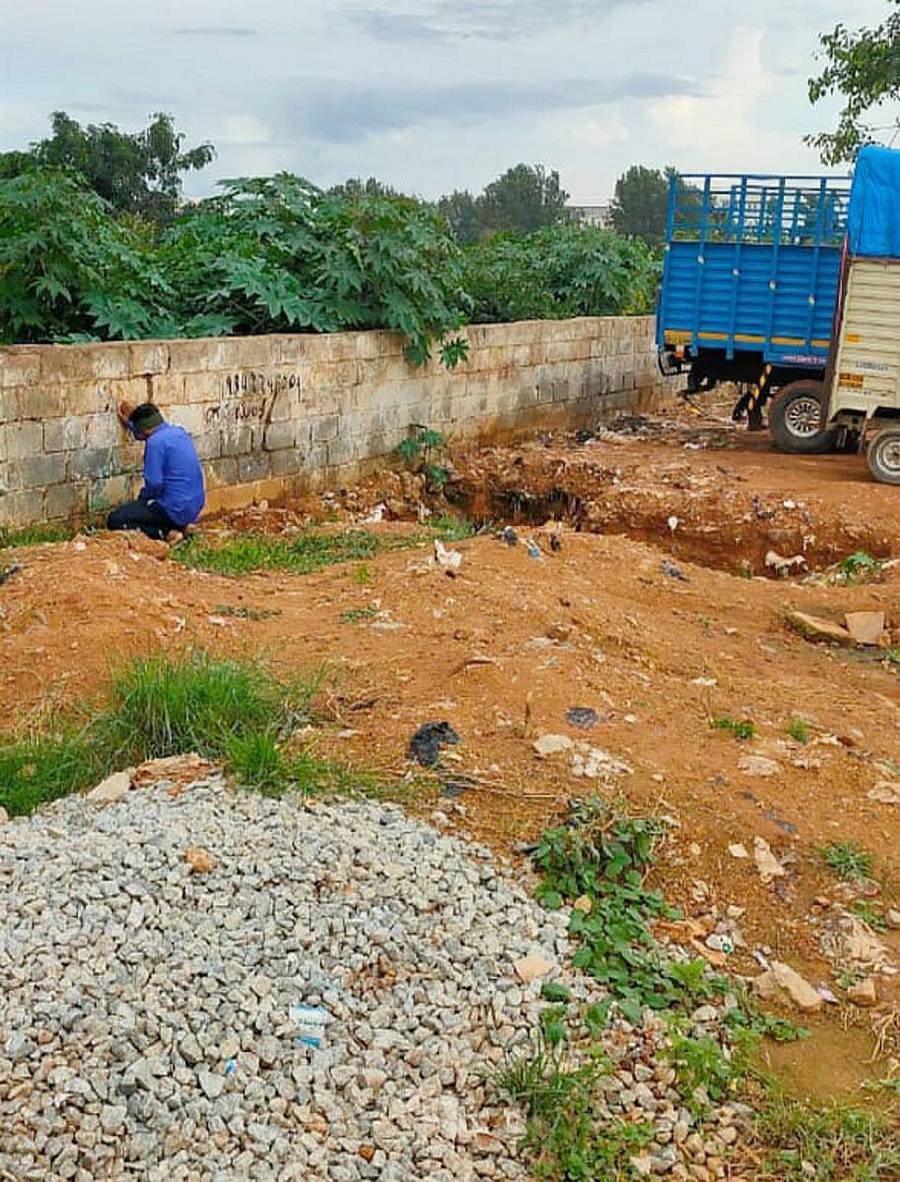 ಹೆಗ್ಗಡೆನಗರ ಮುಖ್ಯರಸ್ತೆಯ ಬದಿಯಲ್ಲಿ ಸಾರ್ವಜನಿಕರು ಮೂತ್ರ ವಿಸರ್ಜನೆ ಮಾಡುತ್ತಿರುವುದು