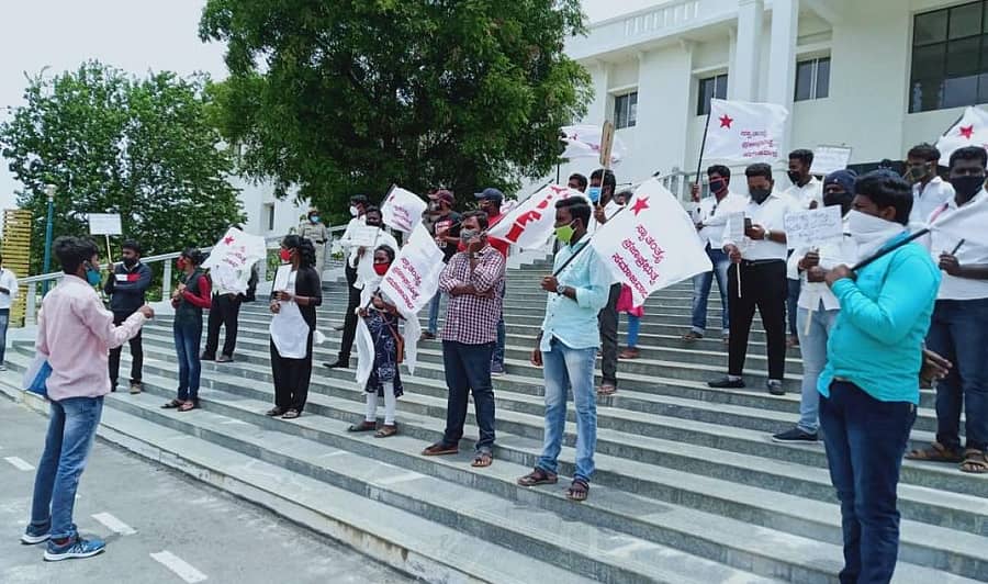 ಕರ್ನಾಟಕ ರಾಜ್ಯ ಕಾನೂನು ವಿಶ್ವವಿದ್ಯಾಲಯದ ಪರೀಕ್ಷೆ ರದ್ದುಪಡಿಸುವಂತೆ ಒತ್ತಾಯಿಸಿ ಎಸ್ಎಫ್ಐ ಸದಸ್ಯರು ಕೋಲಾರ ಜಿಲ್ಲಾಧಿಕಾರಿ ಕಚೇರಿ ಎದುರು ಶುಕ್ರವಾರ ಧರಣಿ ನಡೆಸಿದರು.