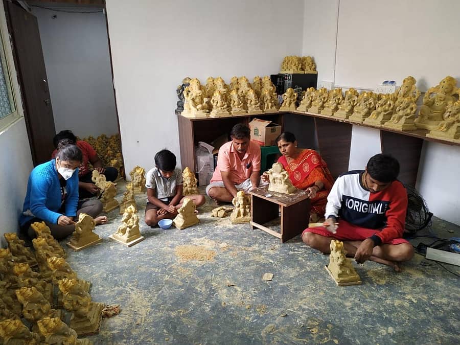 ರಾಯಚೂರಿನ ರಘೋತ್ತಮದಾಸ್‌ ಅವರ ಮನೆಯಲ್ಲಿ ಕುಟುಂಬದ ಸದಸ್ಯರೆಲ್ಲರೂ ಒಟ್ಟಾಗಿ ಪರಿಸರಸ್ನೇಹಿ ಗಣೇಶ ವಿಗ್ರಹಗಳನ್ನು ಸಿದ್ಧಪಡಿಸಿದ್ದಾರೆ