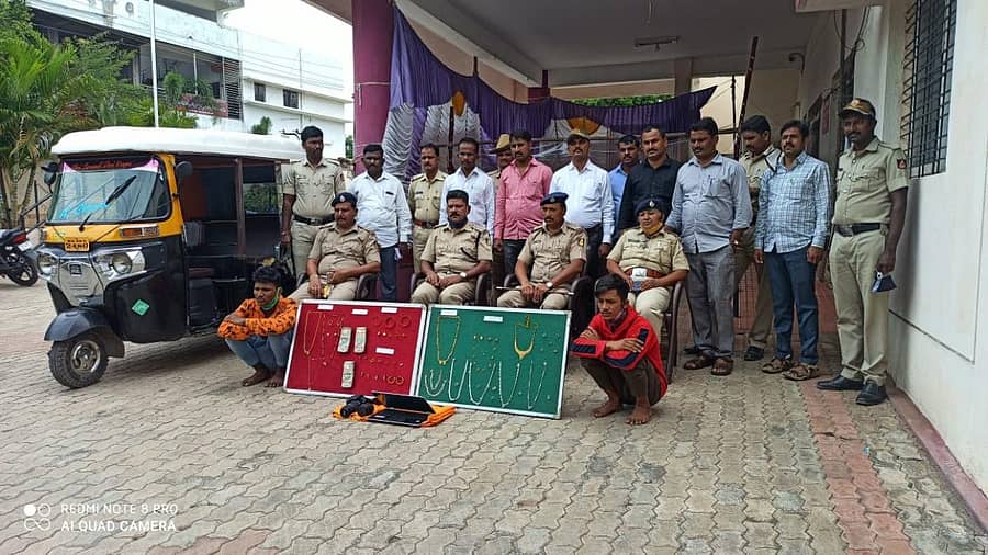 ವಿಜಯಪುರ ನಗರದ ವಿವಿಧೆಡೆ ನಡೆದಿದ್ದ ಮನೆಗಳವು ಪ್ರಕರಣಕ್ಕೆ ಸಂಬಂಧಿಸಿದಂತೆ ಬಂಧಿತ ಆರೋಪಿಗಳೊಂದಿಗೆ ಜಲನಗರ ಠಾಣೆ ಪೊಲೀಸರು