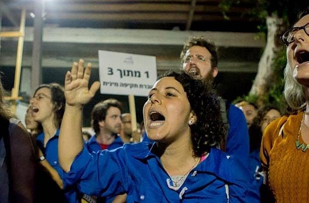 ಬಾಲಕಿ ಮೇಲಿನ ಅತ್ಯಾಚಾರ ಖಂಡಿಸಿ ಟೆಲ್ ಅವಿವ್ನಲ್ಲಿ ಪ್ರತಿಭಟನೆಯಲ್ಲಿ ತೊಡಗಿದ್ದ ಯುವತಿ (ಫೇಸ್ಬುಕ್ ಚಿತ್ರ)