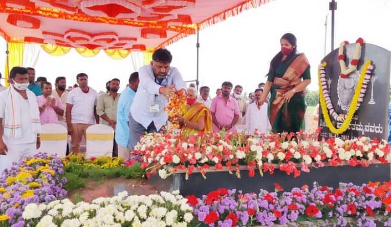 ಪೂರ್ವಿಕರ ಸಮಾಧಿಗಳಿಗೆ ಪೂಜೆ ಸಲ್ಲಿಸಿದ ಡಿ.ಕೆ. ಶಿವಕುಮಾರ್