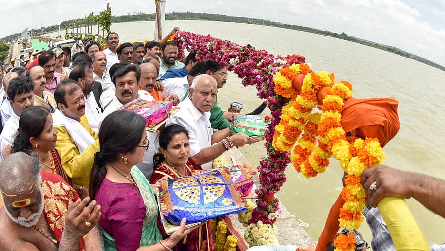ಕೆಆರ್ಎಸ್ಗೆ ಮುಖ್ಯಮಂತ್ರಿ ಯಡಿಯೂರಪ್ಪ ಮತ್ತು ಸಂಸದೆ ಸುಮಲತಾ ಈಚೆಗೆ ಬಾಗಿನ ಅರ್ಪಿಸಿದರು.