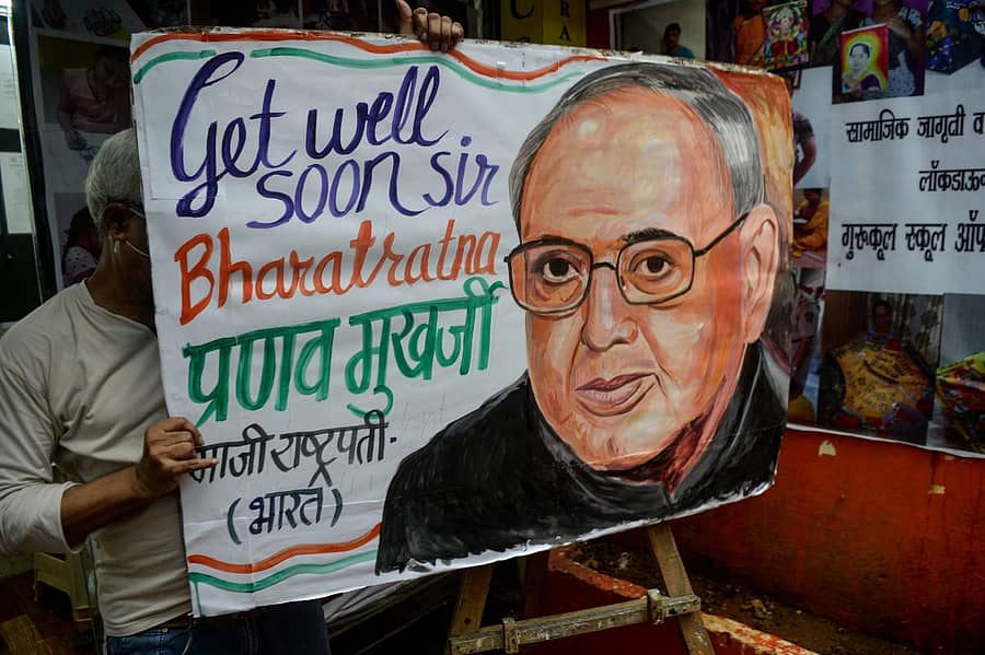 ಪ್ರಣವ್ ಮುಖರ್ಜಿ ಅವರ ಆರೋಗ್ಯ ಸುಧಾರಣೆಯ ಆಶಯದೊಂದಿಗೆ ಮುಂಬೈನಲ್ಲಿ ಕಲಾವಿದರೊಬ್ಬರು ಅವರ ಚಿತ್ರ ಬಿಡಿಸಿರುವುದು