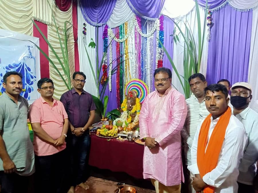 ಯಲಬುರ್ಗಾ ತಾಲ್ಲೂಕು ಪಂಚಾಯಿತಿ ಕಚೇರಿ ಆವರಣದಲ್ಲಿ ಗಣೇಶೋತ್ಸವ ಸಂಭ್ರಮದಲ್ಲಿ ಗಂಗಾವತಿ ಇಒ ಡಾ. ಮೋಹನ್, ಪಿಡಿಒ ಫಕೀರಪ್ಪ ಕಟ್ಟಿಮನಿ ಇದ್ದರು