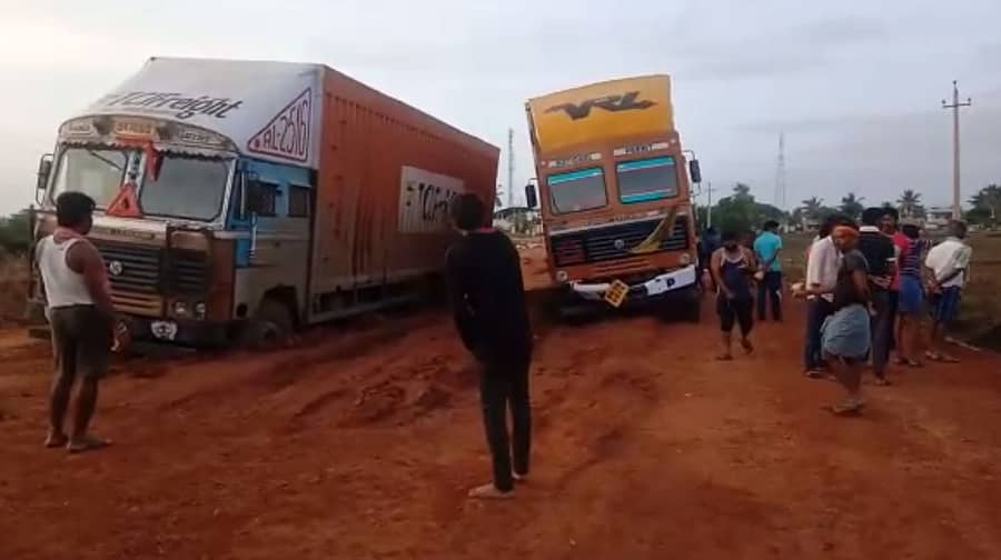 ಭೂಕುಸಿತದಿಂದಾಗಿ ರಸ್ತೆಯಲ್ಲಿ ಸಿಲುಕಿಕೊಂಡ ಲಾರಿಗಳು