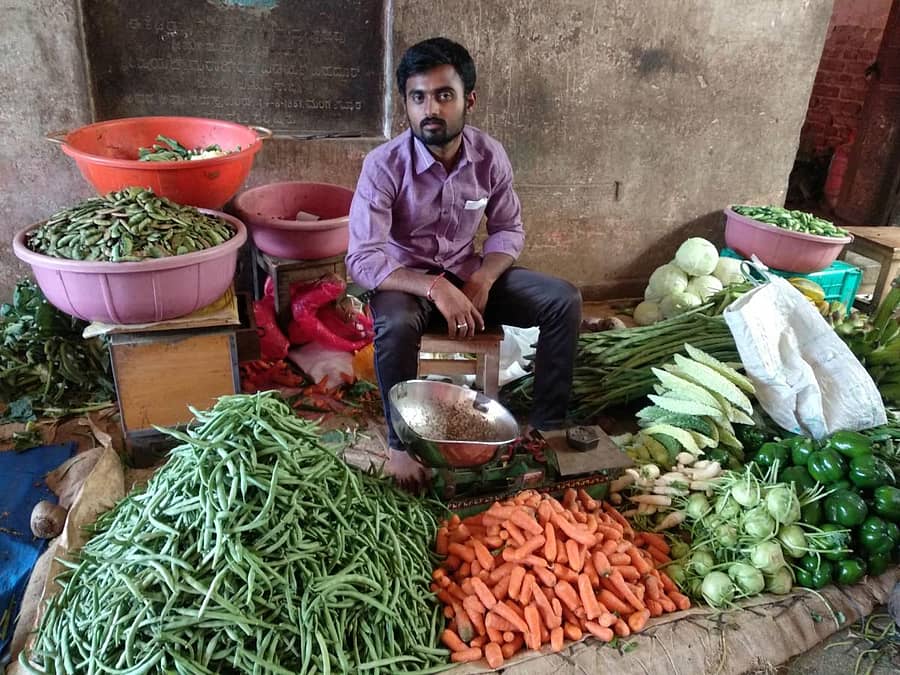 ಮಂಡ್ಯದ ಪೇಟೆಬೀದಿ ಮಾರುಕಟ್ಟೆಯಲ್ಲಿ ತರಕಾರಿ ಮಾರಾಟ ಮಾರುತ್ತಿರುವ ವ್ಯಾಪಾರಿ