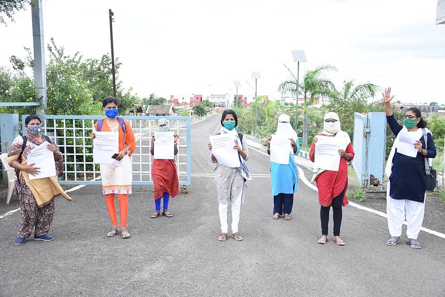 ವಿಜಯಪುರದ ಕರ್ನಾಟಕ ರಾಜ್ಯ ಅಕ್ಕಮಹಾದೇವಿ ಮಹಿಳಾ ವಿಶ್ವವಿದ್ಯಾಲಯದಲ್ಲಿ ಸಂಶೋಧನಾ ವಿದ್ಯಾರ್ಥಿನಿಯರ ಶಿಷ್ಯವೇತನ ಕಡಿತ ಮಾಡಿರುವುದನ್ನು ವಿರೋಧಿಸಿ ಡೆಮಾಕ್ರಟಿಕ್ ರಿಸರ್ಚ್ ಸ್ಕಾಲರ್ಸ್ ಆರ್ಗನೈಸೇಷನ್ ನೇತೃತ್ವದಲ್ಲಿ ವಿದ್ಯಾರ್ಥಿನಿಯರು ಪ್ರತಿಭಟನೆ ನಡೆಸಿದರು