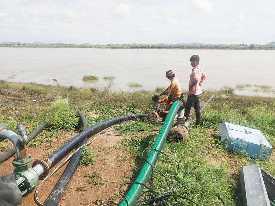 ಶಹಾಪುರ ತಾಲ್ಲೂಕಿನ ಕೊಳ್ಳೂರ(ಎಂ) ಗ್ರಾಮದ ಬಳಿ ರೈತರು ಬೆಳೆಗೆ ನೀರು ಹರಿಸಲು ನದಿಯಲ್ಲಿ ಪಂಪ್‌ಸೆಟ್ ಅಳವಡಿಸುವ ಕಾರ್ಯದಲ್ಲಿ ಮಗ್ನರಾಗಿದ್ದಾರೆ