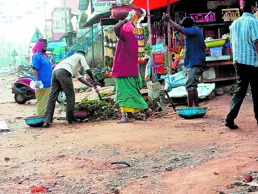 ಕುಣಿಗಲ್ ಪುರಸಭೆಯ ಪೌರಕಾರ್ಮಿಕರು ಸುರಕ್ಷತಾ ಸಾಮಗ್ರಿಗಳನ್ನು ಬಳಸದೆ ಕಸ ಸಂಗ್ರಹ ಮಾಡುತ್ತಿರುವುದು