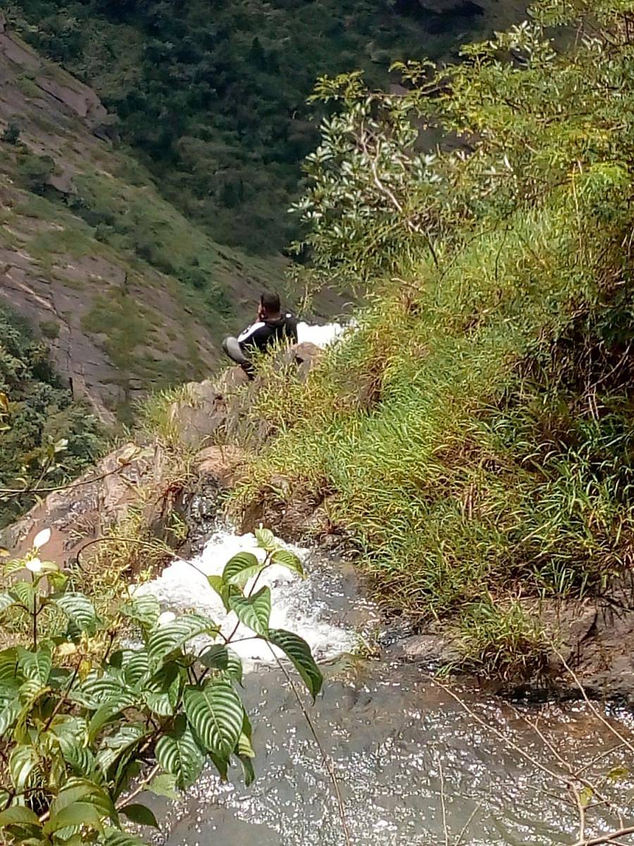 ಕಾರ್ಗಲ್ ಸಮೀಪದ ಜೋಗದ ರಾಣಿ ಜಲಪಾತದ ನೆತ್ತಿಯ ಮೇಲೆ ಕುಳಿತಿರುವ ಚೇತನ್ ಕುಮಾರ್ 