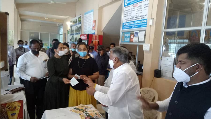 ನಾರಾಯಣ ಆಚಾರ್ ಅವರ ಪುತ್ರಿಯರಿಗೆ ಸಚಿವ ವಿ.ಸೋಮಣ್ಣ ಅವರು ಚೆಕ್ ವಿತರಿಸಿದ್ದ ದೃಶ್ಯ (ಸಂಗ್ರಹ ಚಿತ್ರ)