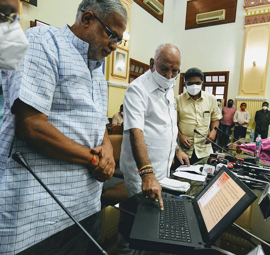 ಮುಖ್ಯಮಂತ್ರಿ ಬಿ.ಎಸ್.ಯಡಿಯೂರಪ್ಪ ಅವರು ಶಿಕ್ಷಣ ಇಲಾಖೆಯ ‘ಶಿಕ್ಷಕ ಮಿತ್ರ’ ಆ್ಯಪ್ ಅನ್ನು ಬಿಡುಗಡೆ ಮಾಡಿದರು.