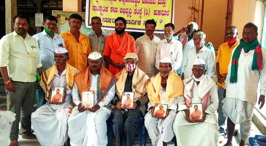 ಕುಕನೂರಿನ ಅನ್ನದಾನೇಶ್ವರ ಶಾಖಾಮಠದಲ್ಲಿ ಶುಕ್ರವಾರ ನಡೆದ ಗಾನಯೋಗಿ ಡಾ.ಪುಟ್ಟರಾಜ ಗವಾಯಿಗಳ 10ನೇ ಪುಣ್ಯಸ್ಮರಣೆ ಕಾರ್ಯಕ್ರಮದಲ್ಲಿ ಕಲಾವಿದರನ್ನು ಸನ್ಮಾನಿಸಲಾಯಿತು