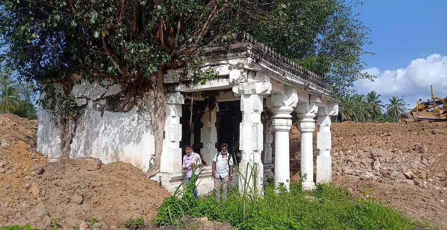 ಶ್ರೀರಂಗಪಟ್ಟಣ ಸಮೀಪದ ಕಾವೇರಿ ನದಿ ತೀರದಲ್ಲಿರುವ ಗದ್ದೆ ರಂಗನಾಥಸ್ವಾಮಿ ದೇಗುಲದ ಸುತ್ತ ಹೆದ್ದಾರಿ ಕಾಮಗಾರಿ ನಡೆದಿದೆ (ಎಡಚಿತ್ರ). ದೇಗುಲದ ಹಿಂಭಾಗಕ್ಕೆ ಮಣ್ಣು ಸುರಿದಿರುವುದು