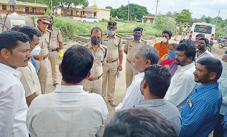 ಸಿಂದಗಿ ತಾಲ್ಲೂಕಿನ ಬೂದಿಹಾಳ ಪಿ.ಎಚ್.ಗ್ರಾಮಕ್ಕೆ ಶುಕ್ರವಾರ ಭೇಟಿ ನೀಡಿದ ಜಿಲ್ಲಾ ಪೊಲೀಸ್ ವರಿಷ್ಠಾಧಿಕಾರಿ ಅನುಪಮ್ ಅಗರವಾಲ್ ಗ್ರಾಮದ ಮುಖಂಡರೊಂದಿಗೆ ಮಾತುಕತೆ ನಡೆಸಿದರು