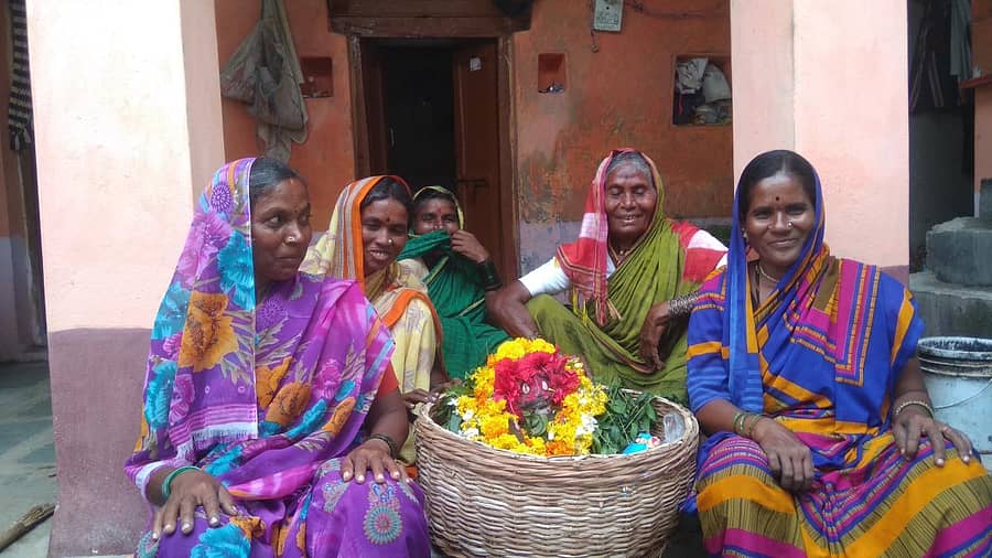 ಯರಗೋಳ ಗ್ರಾಮದ ಮನೆಯ ಅಂಗಳದಲ್ಲಿ ಜೋಕುಮಾರಸ್ವಾಮಿಯೊಂದಿಗೆ ಮಹಿಳೆಯರು