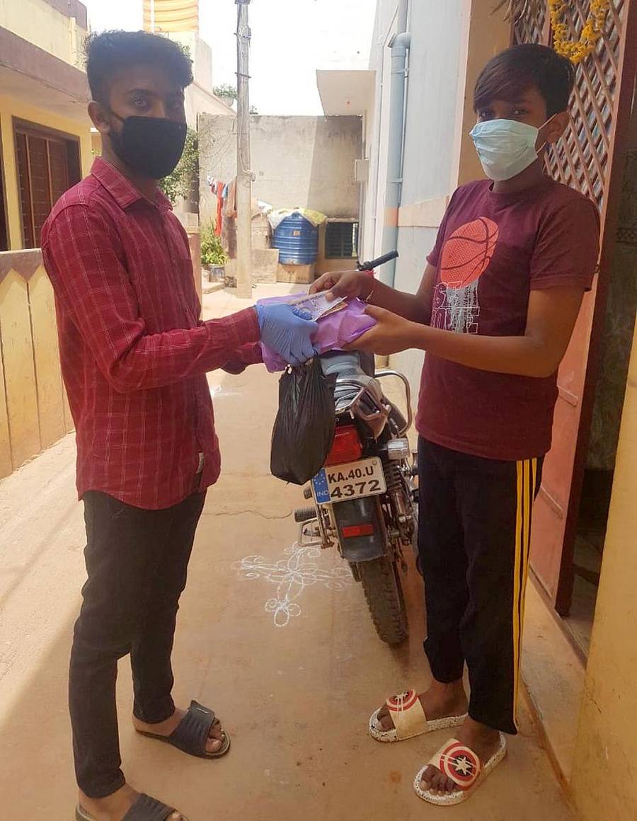 ಮನೆ ಮನೆಗೆ ಅಗತ್ಯ ವಸ್ತು ಪೂರೈಸುತ್ತಿರುವ ರಾಘವೇಂದ್ರ