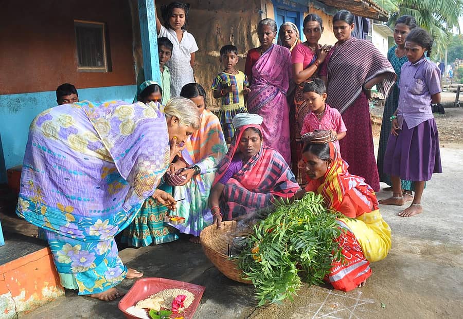 ಹಾವೇರಿ ತಾಲ್ಲೂಕು ನಾಗನೂರು ಗ್ರಾಮದಲ್ಲಿ ಮನೆ ಬಾಗಿಲಿಗೆ ಜೋಕುಮಾರನನ್ನು ಹೊತ್ತು ತಂದಿದ್ದ ಮಹಿಳೆಯರಿಗೆ ಗ್ರಾಮಸ್ಥರು ಧಾನ್ಯ ನೀಡಿ, ವಿಶೇಷ ಪೂಜೆ ಸಲ್ಲಿಸಿದರು