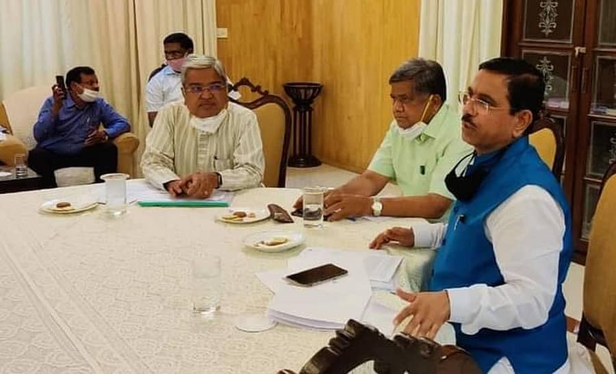 ಬೆಂಗಳೂರಿನಲ್ಲಿ ಶುಕ್ರವಾರ ಕೇಂದ್ರ ಸಚಿವ ಪ್ರಲ್ಹಾದ ಜೋಶಿ ಅಧಿಕಾರಿಗಳ ಜೊತೆ ಸಭೆ ನಡೆಸಿದರು