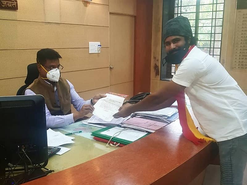 ಬೆಳಗಾವಿಯಲ್ಲಿ ಎಂಇಎಸ್ ಸಂಘಟನೆ ನಿಷೇಧಿಸುವಂತೆ ಆಗ್ರಹಿಸಿ ಕರವೇ (ಪ್ರವೀಣ್ ಶೆಟ್ಟಿ ಬಣ) ಜಿಲ್ಲಾ ಯುವ ಘಟಕದ ಅಧ್ಯಕ್ಷ ಆರ್. ಅಭಿಲಾಷ ಜಿಲ್ಲಾಧಿಕಾರಿ ಎಂ.ಜಿ. ಹಿರೇಮಠ ಅವರಿಗೆ ಶುಕ್ರವಾರ ಮನವಿ ಸಲ್ಲಿಸಿದರು