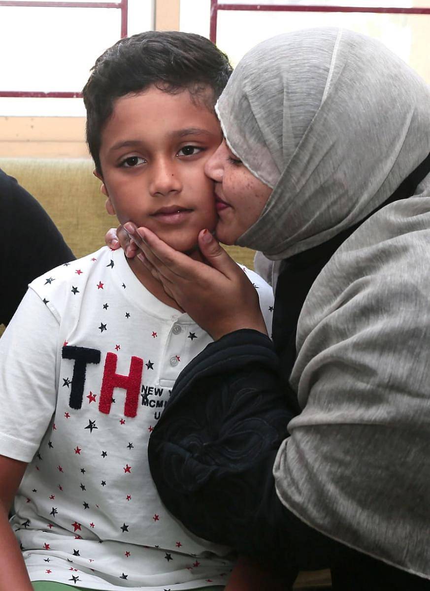 ಪೊಲೀಸರು ರಕ್ಷಿಸಿದ ಮಗನಿಗೆ ತಾಯಿ ಮುತ್ತು ಕೊಟ್ಟು ಅಪ್ಪಿಕೊಂಡರು