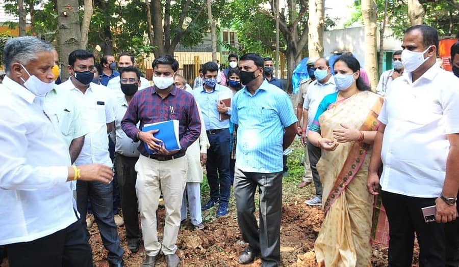 ಅಗ್ರಹಾರ ದಾಸರಹಳ್ಳಿ ವಾರ್ಡ್ ವ್ಯಾಪ್ತಿಯಲ್ಲಿ ನಡೆಯುತ್ತಿರುವ ವಿವಿಧ ಕಾಮಗಾರಿಗಳನ್ನು ಸಚಿವ ವಿ.ಸೋಮಣ್ಣ ಪರಿಶೀಲನೆ ನಡೆಸಿದರು. ಪಾಲಿಕೆ ಸದಸ್ಯೆ ಶಿಲ್ಪಾ ಶ್ರೀಧರ್, ಬಿಜೆಪಿ ಮುಖಂಡ ಶ್ರೀಧರ್, ಬಿಜೆಪಿ ಮಂಡಲ ಅಧ್ಯಕ್ಷ ವಿಶ್ವನಾಥ ಗೌಡ ಹಾಗೂ ಇತರರು ಇದ್ದರು.