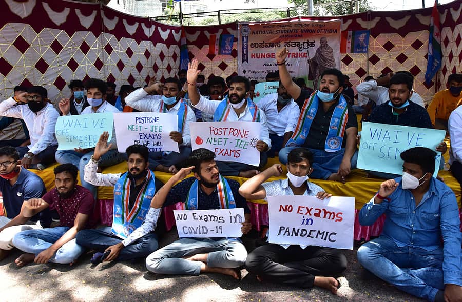 ನ್ಯಾಷನಲ್ ಸ್ಟೂಡೆಂಟ್ಸ್ ಯೂನಿಯನ್ ಆಫ್ ಇಂಡಿಯಾ(ಎನ್ಎಸ್ಯೂಐ) ಸದಸ್ಯರು ಶುಕ್ರವಾರ ರೇಸ್ಕೋರ್ಸ್ ರಸ್ತೆಯ ಕಾಂಗ್ರೆಸ್ ಭವನದಲ್ಲಿ ಜೆಇಇ ಮತ್ತು ನೀಟ್ ಪರೀಕ್ಷೆಗಳನ್ನು ಮುಂದೂಡುವಂತೆ ಒತ್ತಾಯಿಸಿ ಉಪವಾಸ ಸತ್ಯಾಗ್ರಹ ನಡೆಸಿದರು