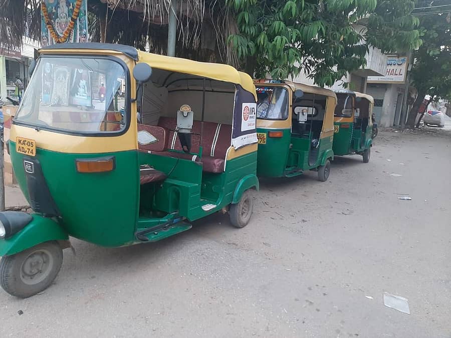 ಚಿಂತಾಮಣಿ ಆಟೊ ನಿಲ್ದಾಣದಲ್ಲಿರುವ ಆಟೊಗಳು