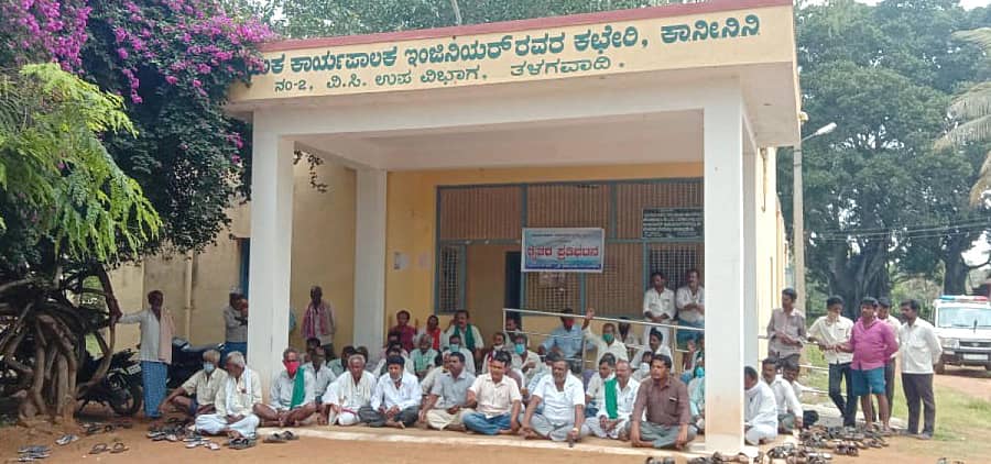 ಮಳವಳ್ಳಿ ತಾಲ್ಲೂಕಿನ ಕಾಗೇಪುರ ಗ್ರಾಮದ ಕಾವೇರಿ ನೀರಾವರಿ ನಿಗಮದ ಕಚೇರಿ ಮುಂದೆ ರೈತರು ಸೋಮವಾರ ಪ್ರತಿಭಟನೆ ನಡೆಸಿದರು