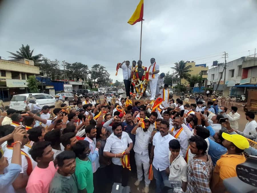 ಬೆಳಗಾವಿಯ ಪೀರನವಾಡಿಯಲ್ಲಿ ಪ್ರತಿಷ್ಠಾಪಿಸಿರುವ ಸಂಗೊಳ್ಳಿ ರಾಯಣ್ಣ ಪ್ರತಿಮೆಗೆ ಕರವೇ ಅಧ್ಯಕ್ಷ ಟಿ.ಎ. ನಾರಾಯಣಗೌಡ ಸೋಮವಾರ ಮಾಲಾರ್ಪಣೆ ಮಾಡಿದರುಪ್ರಜಾವಾಣಿ ಚಿತ್ರ