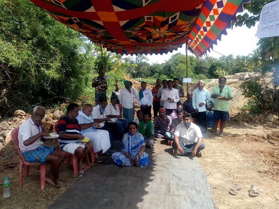 ತಿಗಡರಹಳ್ಳಿ, ಲಕ್ಮಗೊಂಡನಹಳ್ಳಿ ಗ್ರಾಮದ ಬಳಿ ನಡೆಯುತ್ತಿರುವ ಹೇಮಾವತಿ ನಾಲಾ ಕಾಮಗಾರಿ ಸ್ಥಳದಲ್ಲಿ ಧರಣಿ ನಡೆಸುತ್ತಿರುವ ರೈತರು