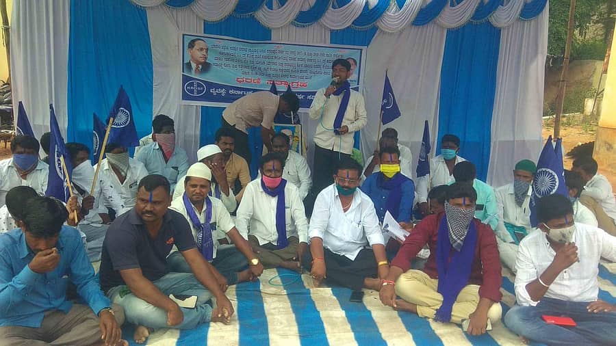 ಸುರಪುರದ ನಗರಸಭೆ ಎದುರು ವಿವಿಧ ಬೇಡಿಕೆಗಳಿಗೆ ಒತ್ತಾಯಿಸಿ ದಲಿತ ಸಮಿತಿ ಕಾರ್ಯಕರ್ತರು ಸೋಮವಾರ ಪ್ರತಿಭಟಿಸಿದರು