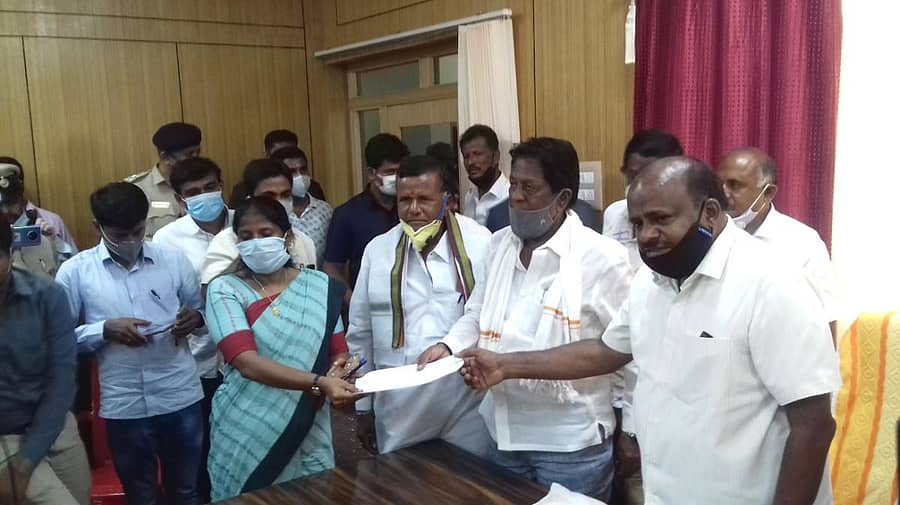 ತುರುವೇಕೆರೆ ತಾಲ್ಲೂಕಿನ ಗುಡ್ಡೇನಹಳ್ಳಿ ರೈತರಿಗೆ ಸಾಗುವಳಿ ಭೂಮಿ ಮಂಜೂರು ಮಾಡಿಕೊಡುವಂತೆ ತಹಶೀಲ್ದಾರ್ ಆರ್.ನಯಿಂಉನ್ನೀಸಾ ಅವರಿಗೆ ಎಂ.ಟಿ.ಕೃಷ್ಣಪ್ಪ ಜತೆಗೂಡಿ ಎಚ್.ಡಿ.ಕುಮಾರಸ್ವಾಮಿ ಮನವಿ ಸಲ್ಲಿಸಿದರು