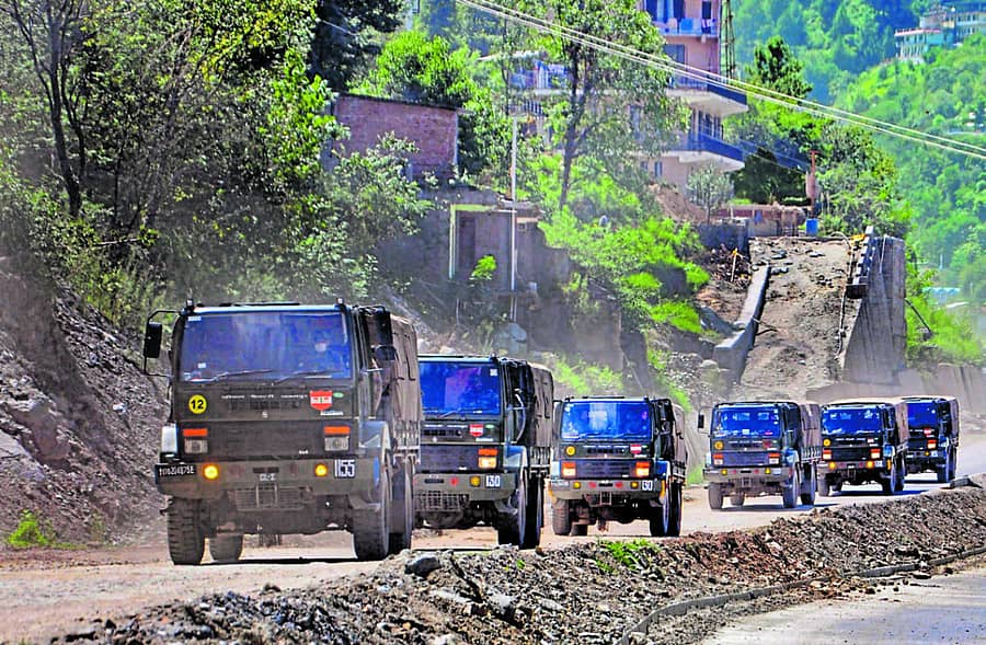 ಲೆಹ್–ಮನಾಲಿ ಹೆದ್ದಾರಿ ಮೂಲಕ ಲಡಾಖ್ನತ್ತ ಸೇನಾ ವಾಹನಗಳು ಸೋಮವಾರ ಸಾಗಿದವು --–ಪಿಟಿಐ ಚಿತ್ರ