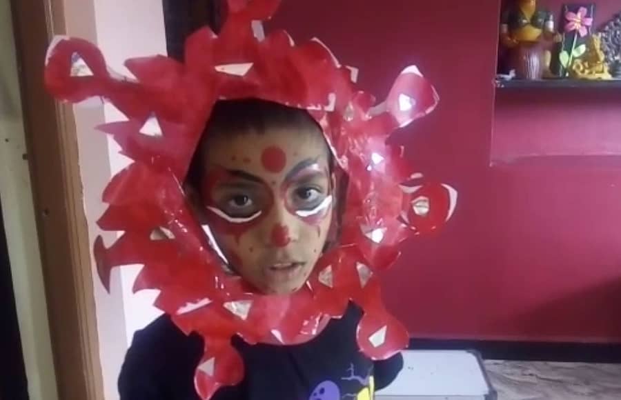 ಕೊರೊನಾ ಚಿತ್ರದೊಂದಿಗೆ ವಿದ್ಯಾರ್ಥಿ