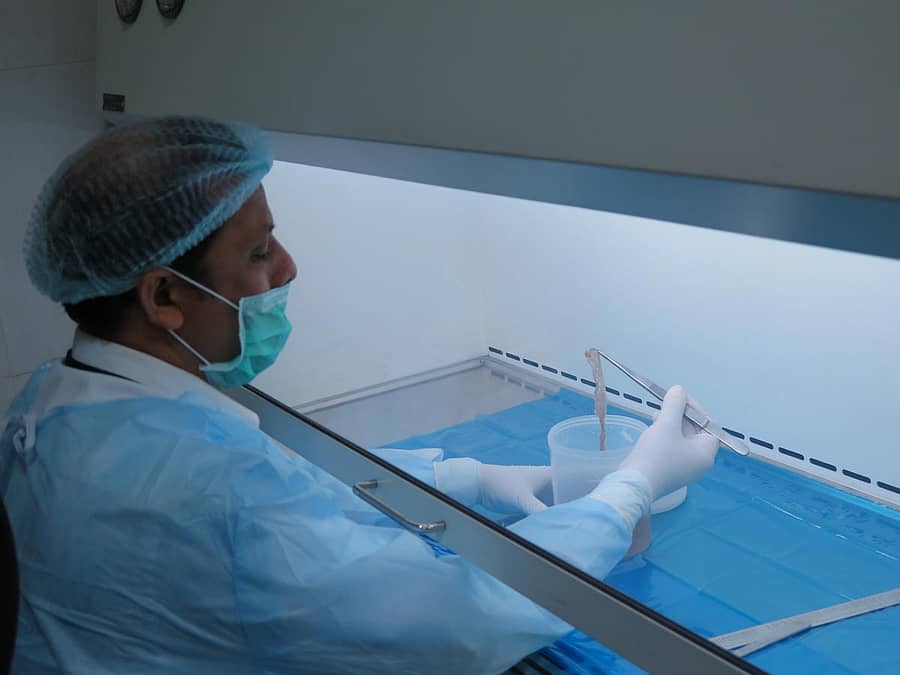 ಸ್ಕಿನ್ ಬ್ಯಾಂಕ್ ಮೇಲ್ವಿಚಾರಕ ಬಿ.ಎನ್. ನಾಗರಾಜ್ ಅವರು ಗ್ಲಿಸರಾಲ್ ಬಳಸಿ ಚರ್ಮ ಸಂಗ್ರಹಿಸುತ್ತಿರುವುದು – ಪ್ರಜಾವಾಣಿ ಚಿತ್ರ