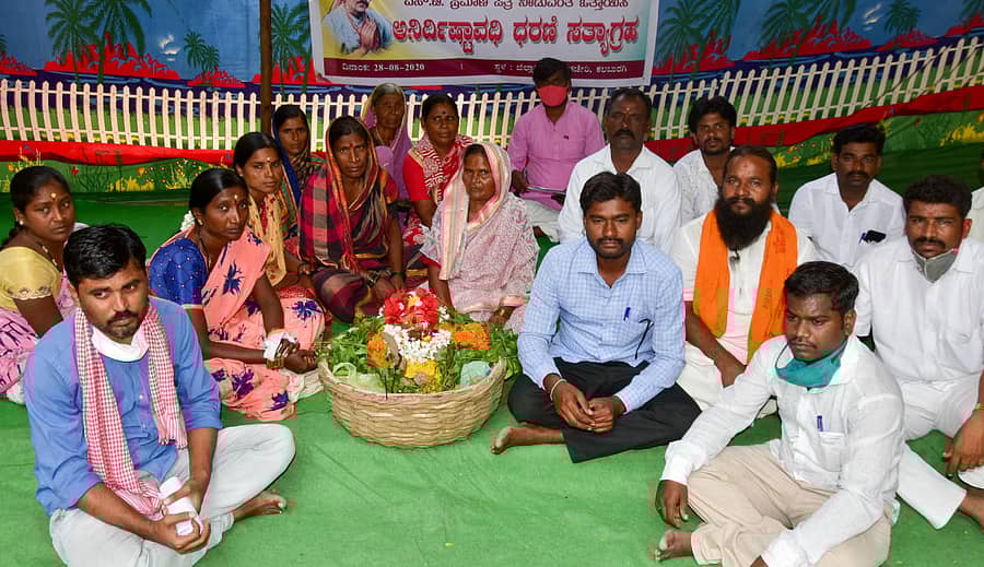 ತಳವಾರ ಮತ್ತು ಪರಿವಾರ ಸಮುದಾಯಗಳನ್ನು ಎಸ್.ಟಿ ಪಟ್ಟಿಗೆ ಸೇರಿಸಬೇಕು ಎಂದು ಆಗ್ರಹಿಸಿ ಕಲಬುರ್ಗಿಯಲ್ಲಿ ಹಮ್ಮಿಕೊಂಡ ಧರಣಿ ಸತ್ಯಾಗ್ರಹದಲ್ಲಿ ಡಾ.ಸರ್ದಾರ ರಾಯಪ್ಪ ಪಾಲ್ಗೊಂಡರು