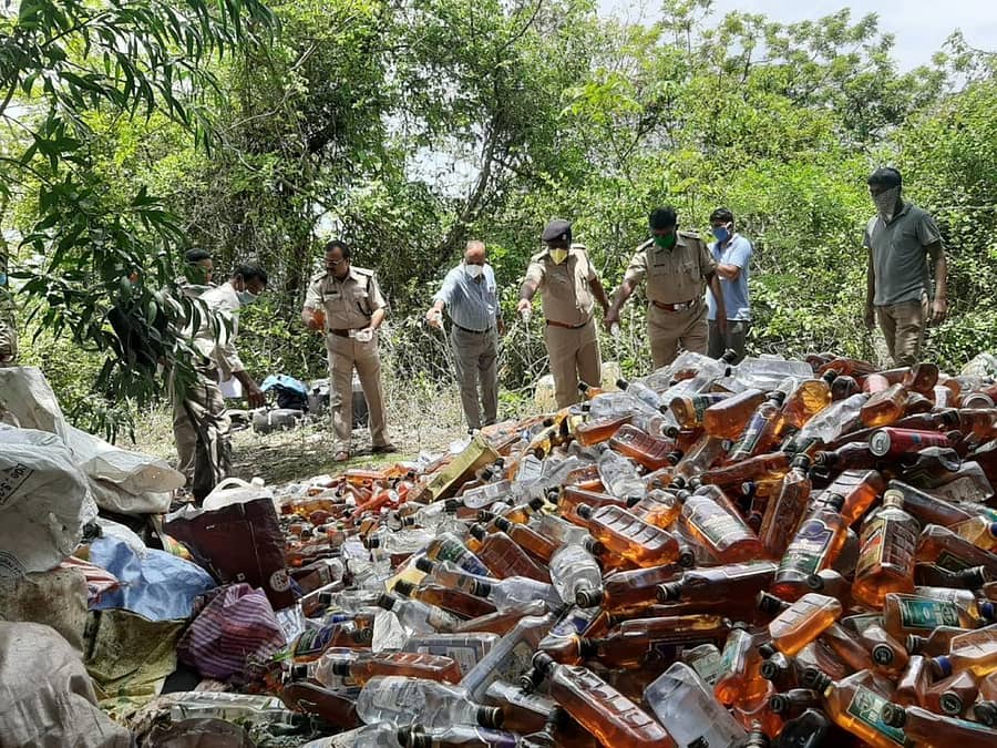 ಕಾರವಾರದಲ್ಲಿ ಅಬಕಾರಿ ಇಲಾಖೆ ಅಧಿಕಾರಿಗಳು ದಾಳಿ ನಡೆಸಿ ವಶಪಡಿಸಿಕೊಂಡಿದ್ದ ಗೋವಾ ಮದ್ಯವನ್ನು ಈಚೆಗೆ ನಾಶ ಪಡಿಸಲಾಯಿತು (ಸಂಗ್ರಹ ಚಿತ್ರ).