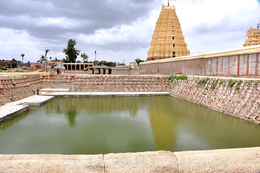 ಹಂಪಿ ವಿರೂಪಾಕ್ಷೇಶ್ವರ ದೇವಸ್ಥಾನದ ಮಗ್ಗುಲಲ್ಲಿ ಇರುವ ಮನ್ಮಥ ಹೊಂಡ, ಹಂಪಿಯಲ್ಲಿರುವ ಅತಿ ದೊಡ್ಡ ಪುಷ್ಕರಣಿ